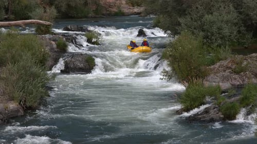 Superzeitlupenaufnahme einer Gruppe von Menschen Wildwasser-Rafting, aufgenommen auf Phantom Flex 4K