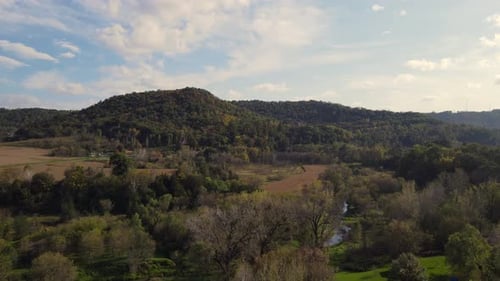 Luftbild von abgeerntetem Ackerfeld und Berg im Westen von Wisconsin im Herbst.