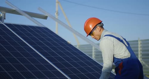 Zwei Arbeiter installieren ein Solarpanel