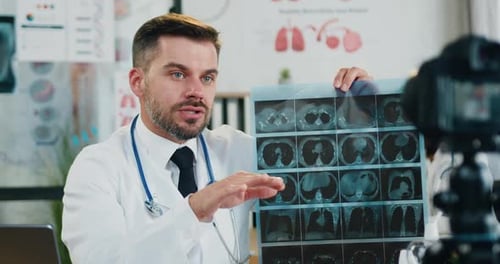 Médico explica los resultados de la radiografía para su paciente a través de un chat Vídeo