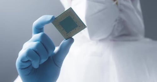 Nahaufnahme eines Mechanarbeiters in schützender Uniform, der Computerprozessor hält Chip-CPU entfernt