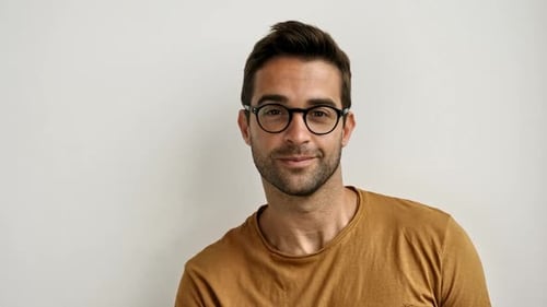 Typ setzt Brille auf
