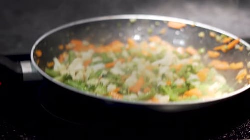Gemischtes Gemüse auf einer Pfanne