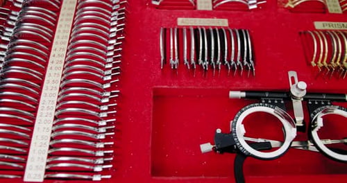 Nahaufnahme. Etui mit Linsen-Set, Dioptrienwerkzeug für Augenoptiker in einem Optikerlabor. diagnostisch