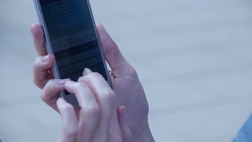 Nahaufnahme weiblicher Hände beim Eingeben von Text, Nachricht auf dem Touchscreen