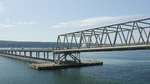 Trafic sur le pont du canal Hood, Poulsbo, Washington, États-Unis - Drone aérien, vue aérienne