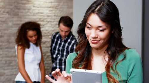 Weibliche Führungskräfte nutzen digitales Tablet