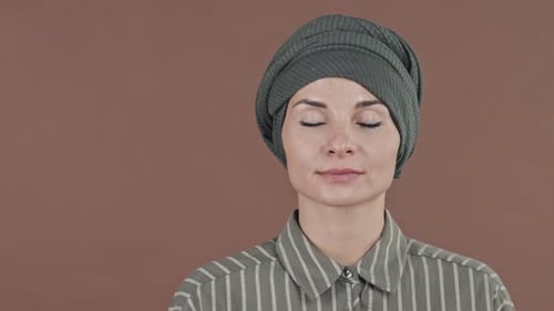 Muslimische Frau posiert vor Kamera im Studio