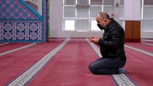 Prier musulman masqué