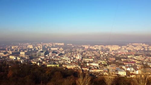 Luftaufnahme einer Drohne in der Nähe des Fernsehturms