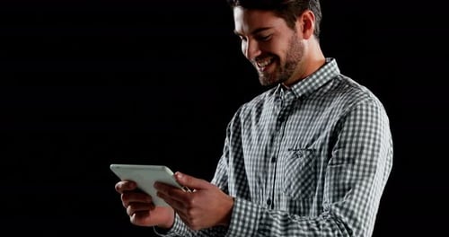 Lächelnder Mann nutzt digitales Tablet 4k