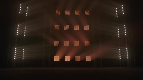 Les lumières de scène clignotent sur le podium.