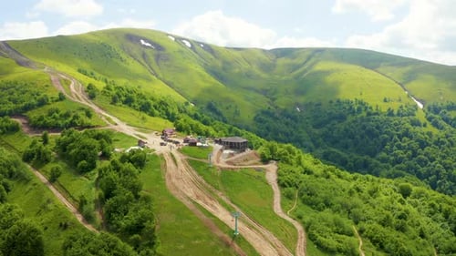 Bâtiments, pistes et télésièges du plateau de Rosa Khutor