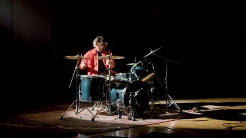 Junger Schlagzeuger spielt Schlagzeug im Musikstudio