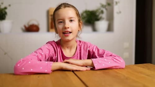 Vlogger d'écolière émotionnelle parlant par appel vidéo, blog parlant
