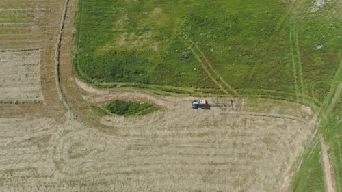 Trator com Rake Tedders no campo agrícola