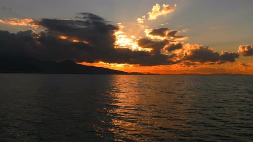 Ruhiges Meer und Sonnenuntergang