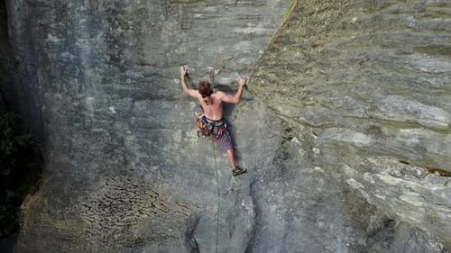 Alpinista sem camisa