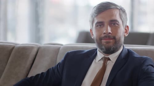 Kaukasischer Geschäftsmann mittleren Alters