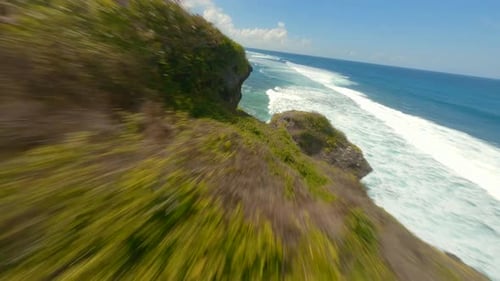 Vista do drone FPV sobre a natureza da praia tropical do litoral do oceano