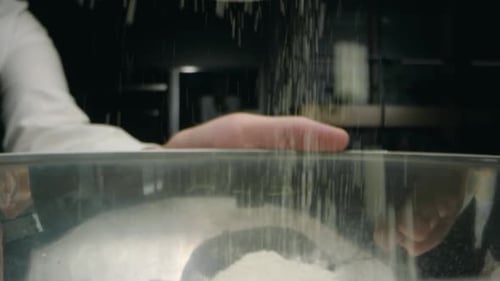 Tamizar la harina en la cocina