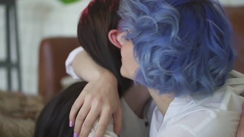 jovencitas Dos lindas jovencitas lesbianas de edad joven abrazándose de cerca , Grabaciones de stock Incluyendo: atractivo y rubio - Envato