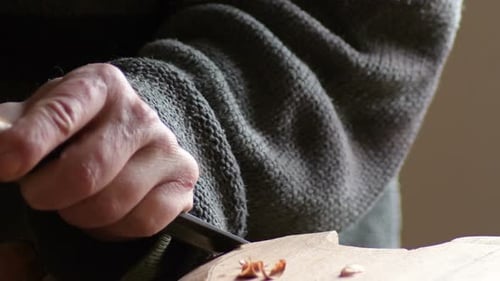 Luthier travaillant avec une gouge