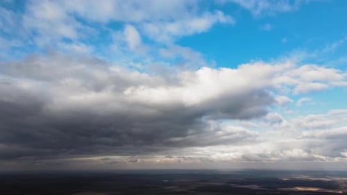 Luftaufnahme aus großer Höhe der Erde, bedeckt mit geschwollenen Regenwolken, die sich vor dem Regensturm bilden