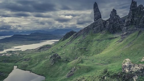 Nuage Théâtral au-dessus du mont Old Man Storr, Écosse, 4k, timelapse