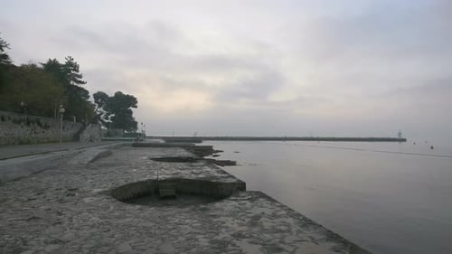 Betonküste und Meer