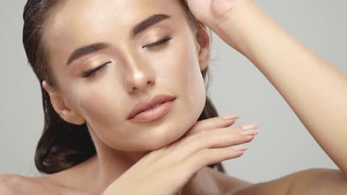 Primer plano de mujer hermosa con piel perfecta