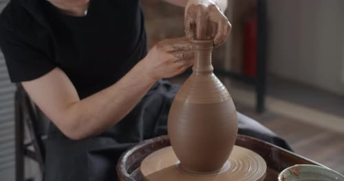 Potter fabrique un cou de cruche au Ralenti sur un volant de potier Vidéo de l'atelier de poterie Potter