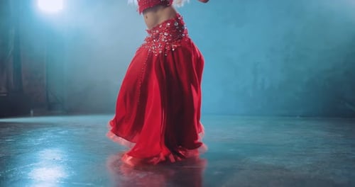 Junge Frau wirbelt im Tanz, bewegt ihre Hüften, der Rock bewegt sich in Bewegung. Orientalisch schönes Outfit