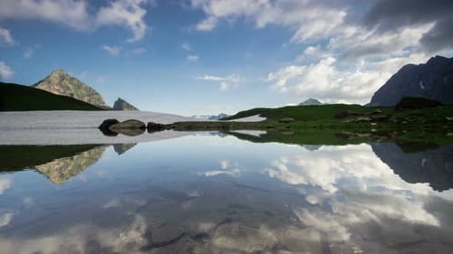Zeitrafferreflexion von Wolken im Bergsee, Alpen, Deutschland