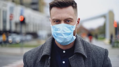 Empresário com máscara facial. Empresário durante surto de covid-19 na cidade