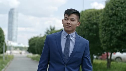 Asiatische Büroangestellte geht die Avenue entlang