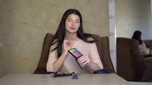 Una atractiva bloguera de belleza que crea nuevo contenido para una Vídeo independiente de blogs
