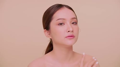 Retrato de garota atraente com maquiagem macia e pele branca.