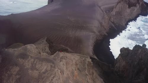 Homme regardant le paysage océanique de l'île de Faial, Açores, Portugal, Europe