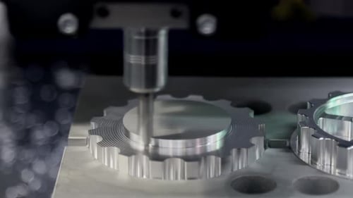 Bearbeitung eines Teils auf einem Vertikalfräs-Bearbeitungszentrum