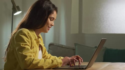 Kaukasische Frau benutzt einen Laptop