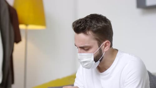 Hombre con neumonía midiendo la temperatura