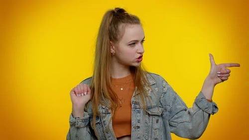 Mädchen zeigt mit Fingerpistole herum Geste Sieht selbstbewusst aus Wahl treffen Schießen Töten