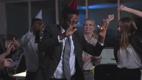 Empresário africano dançando com colegas de trabalho na festa Corporativo