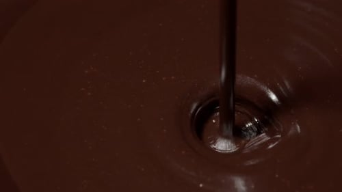 Versement de chocolat chaud fondu noir de première qualité, procédé de fabrication de confiseries, de desserts sucrés et