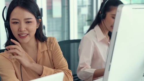 Geschäftsleute mit Headset, die aktiv im Büro arbeiten