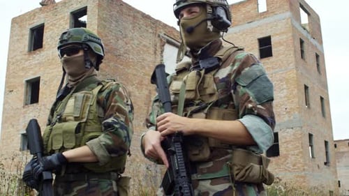 Soldaten der Armee gehen mit Waffen