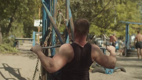Entrenamiento de fuerza masculina usando la máquina Lat Pulldown