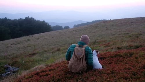 Turista sozinho sentado no vale das montanhas