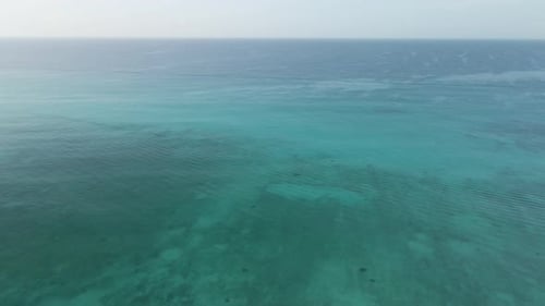 Blick auf die Meeresoberfläche aus Vogelhöhe